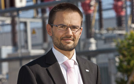 Entstanden ist das Austrian Institute of Technology 2009 aus den Austrian Research Centers. Heute arbeiten in allen fünf AIT-Departments rund 1.100 MitarbeiterInnen an den zentralen  Herausforderungen der heutigen Zeit und der Zukunft, davon alleine 130 im Department  Energy. Benoît Bletterie forscht am EU-Projekt EcoGrid.